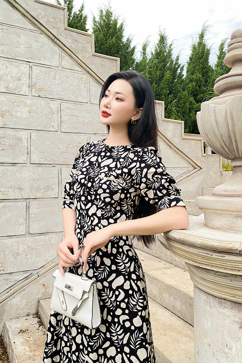 Đầm đen họa tiết trắng dáng chữ A xòe