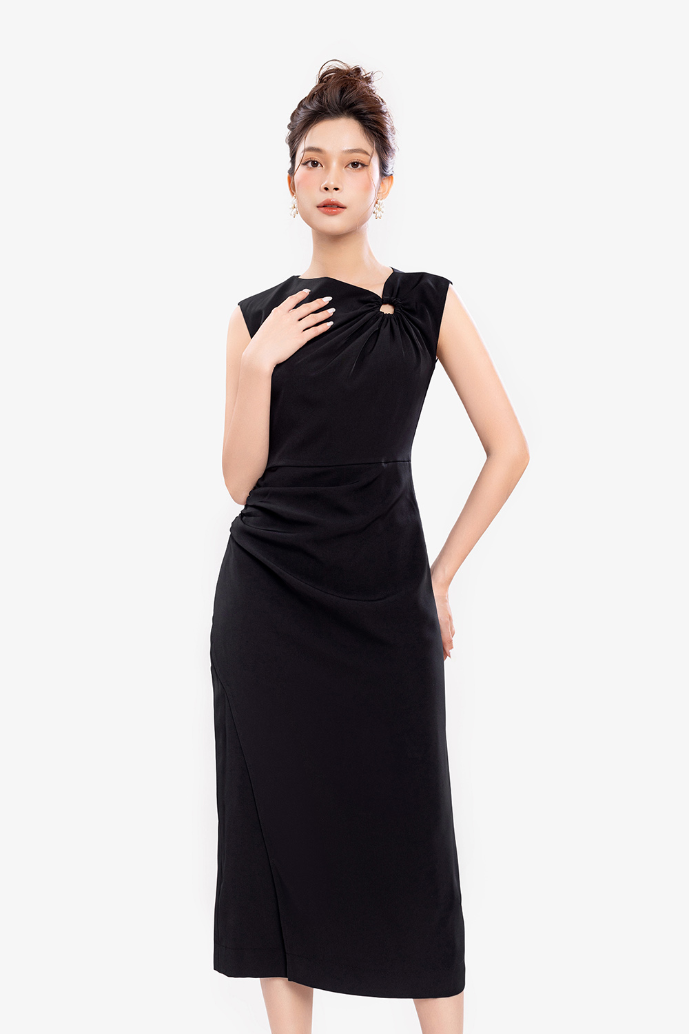 Đầm lụa đen dáng ôm nhún eo sát nách