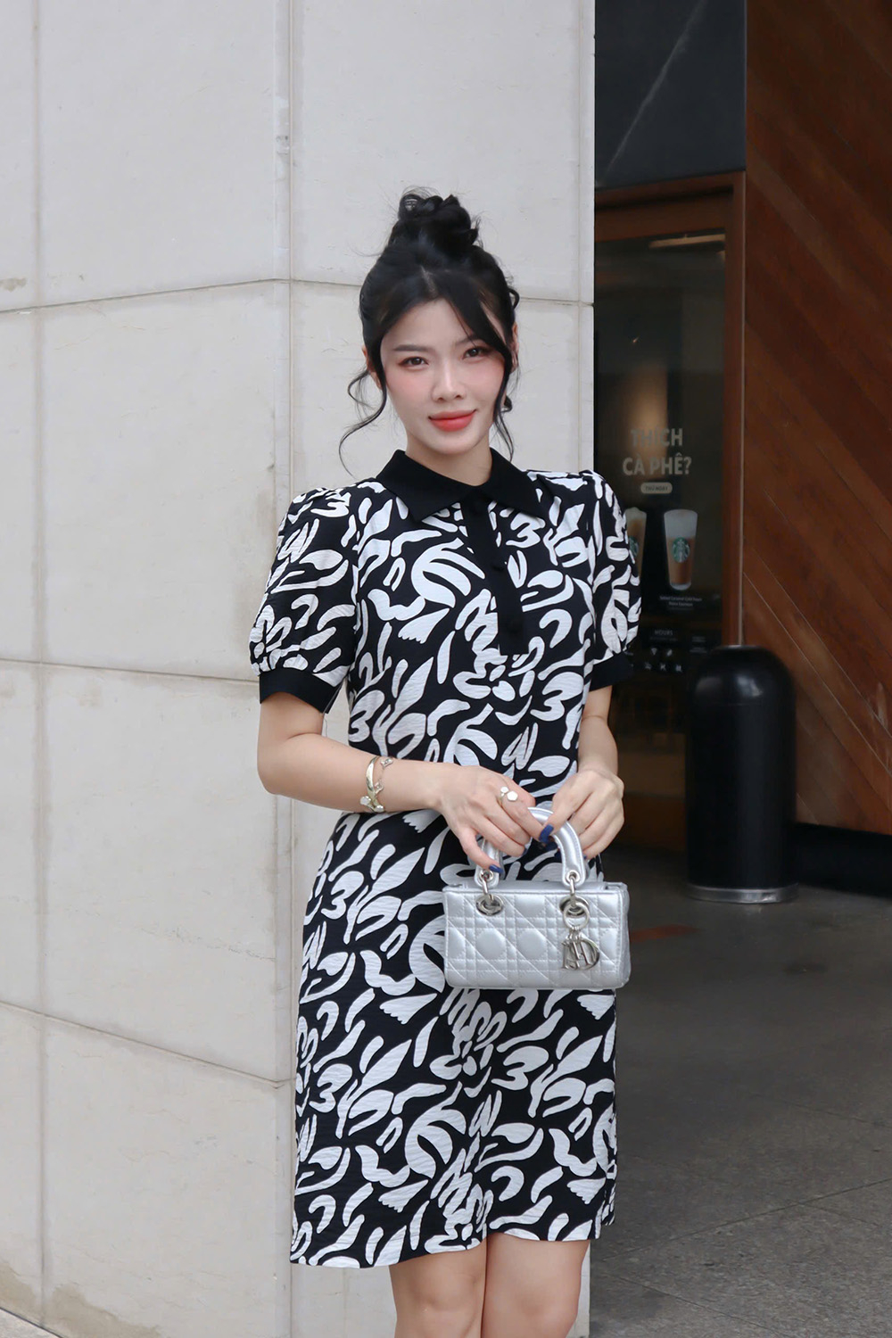 Đầm đen công sở họa tiết cổ sen