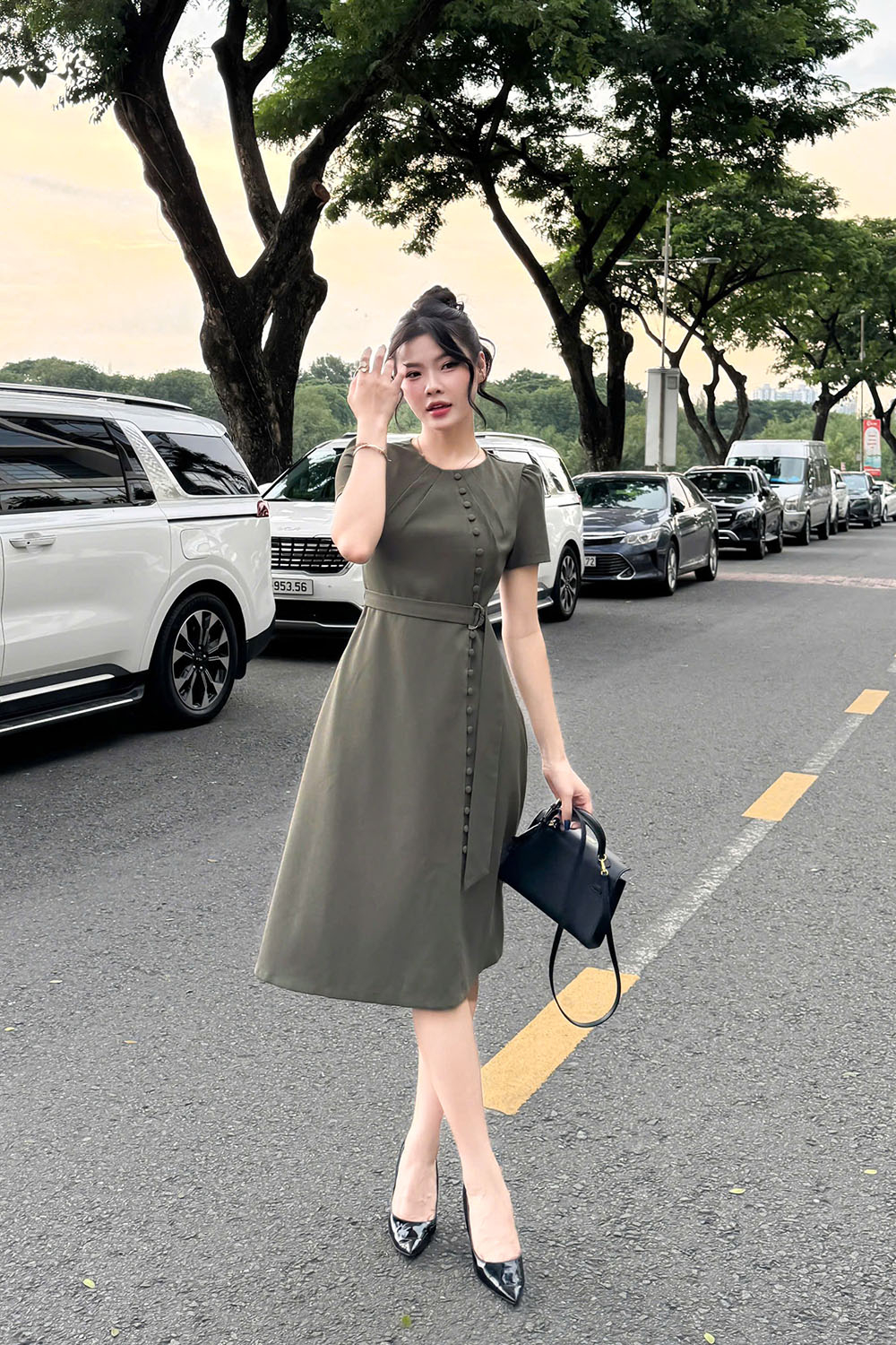 Đầm công sở dáng xòe phối nút kèm belt