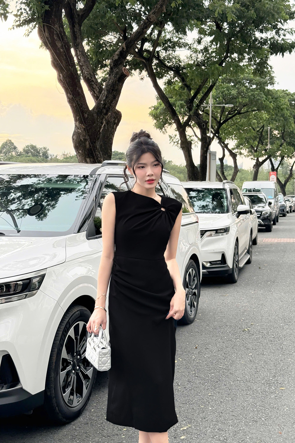 Đầm lụa đen dáng ôm nhún eo sát nách