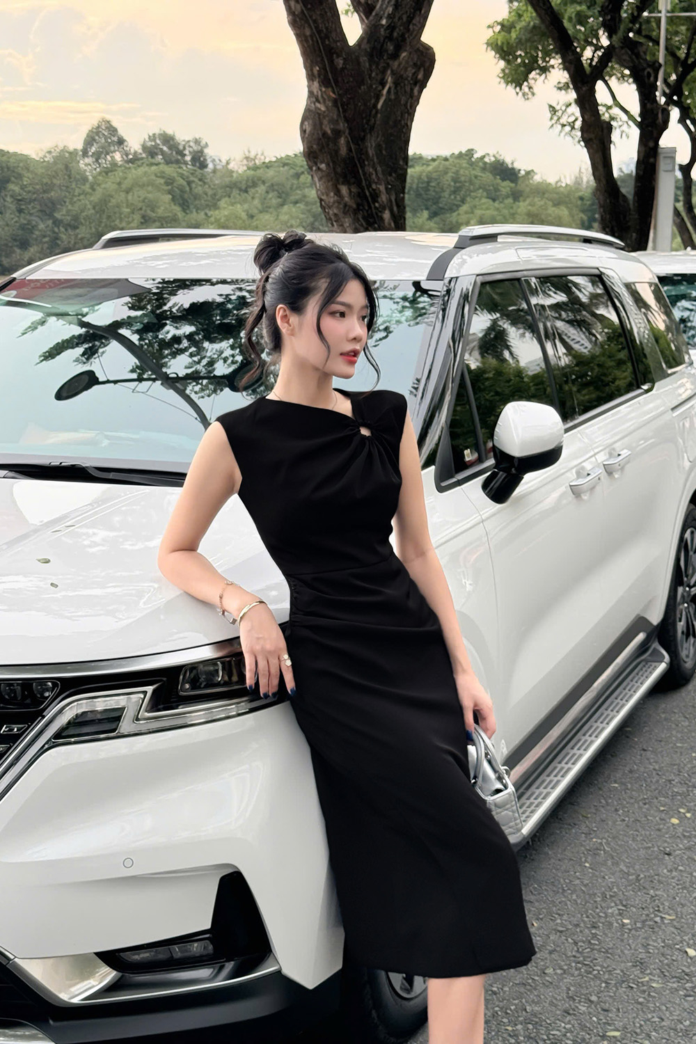 Đầm lụa đen dáng ôm nhún eo sát nách