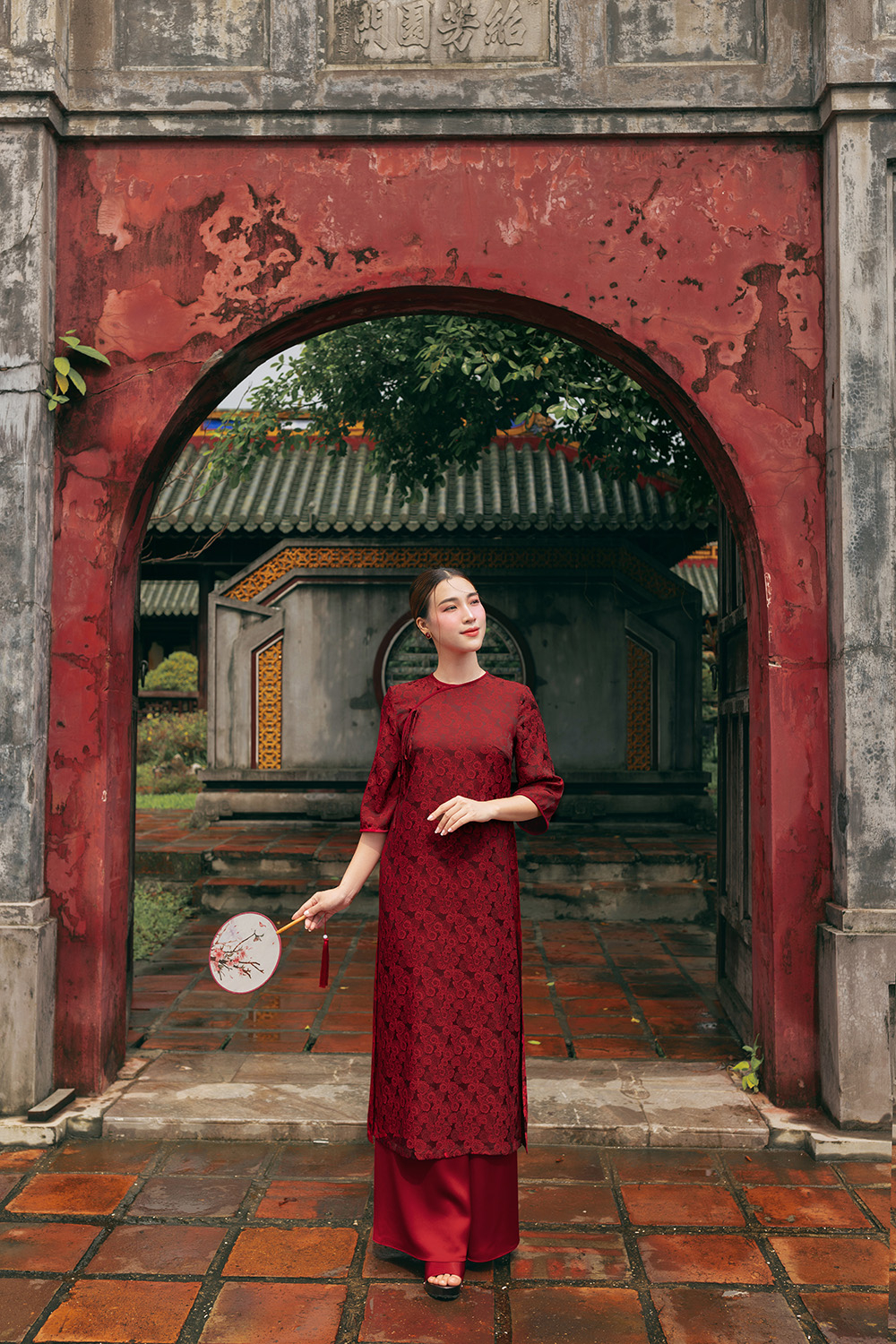 Quần lụa đỏ ống suông mặc áo dài