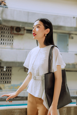 Áo trắng peplum phối tay choàng kèm thắt lưng