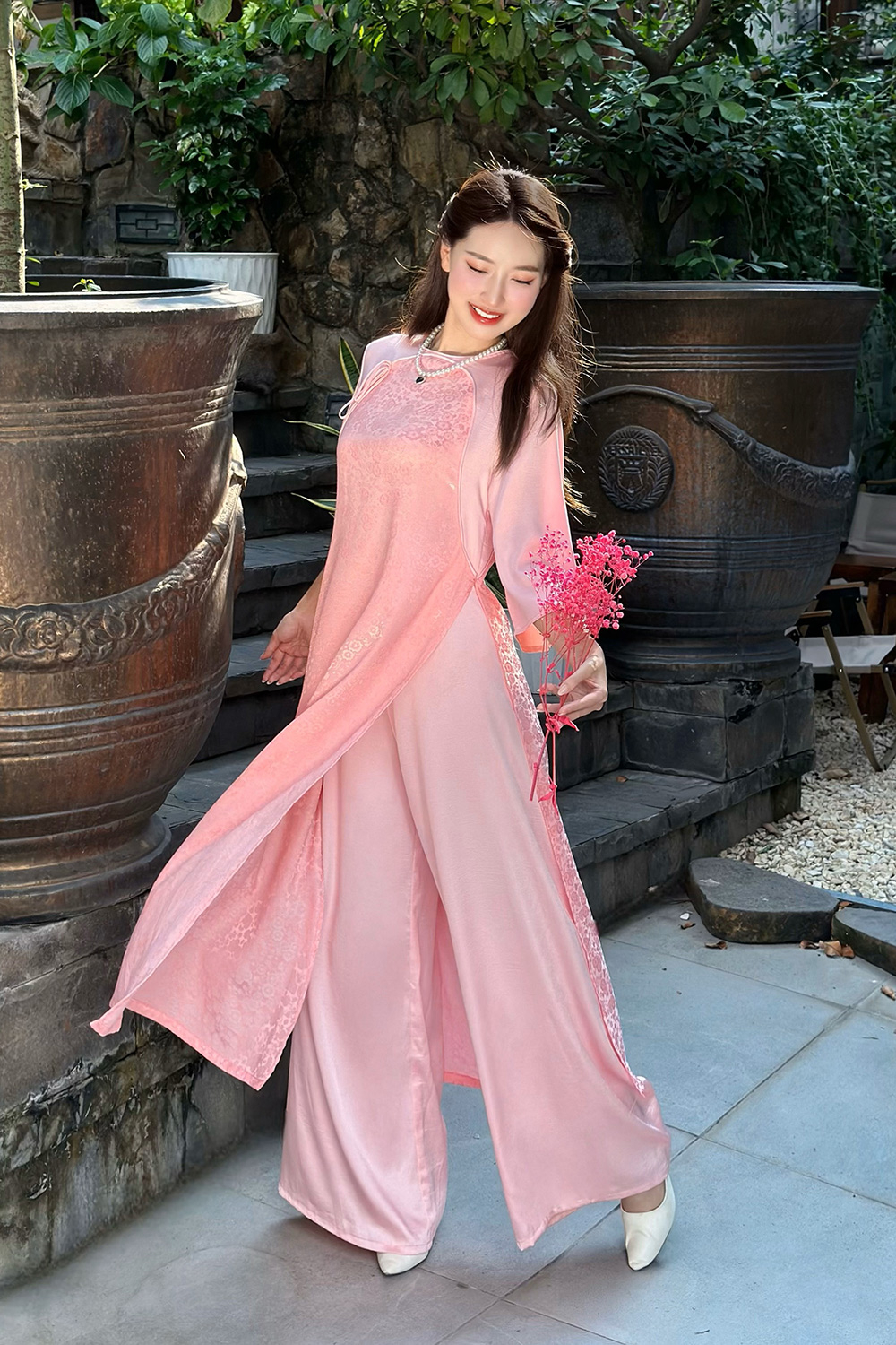 Quần lụa ống suông rộng mặc áo dài màu hồng