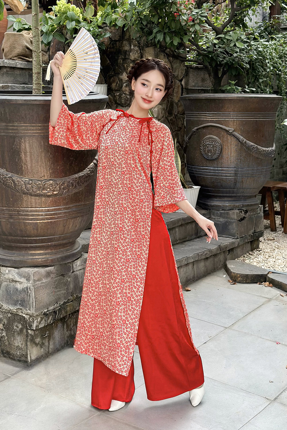 Quần lụa ống suông rộng mặc áo dài màu đỏ