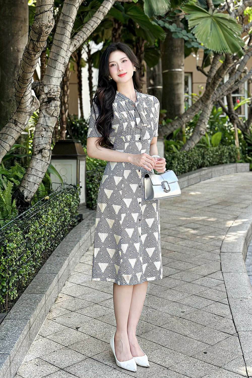 Đầm sơ mi xòe họa tiết cổ phối nơ