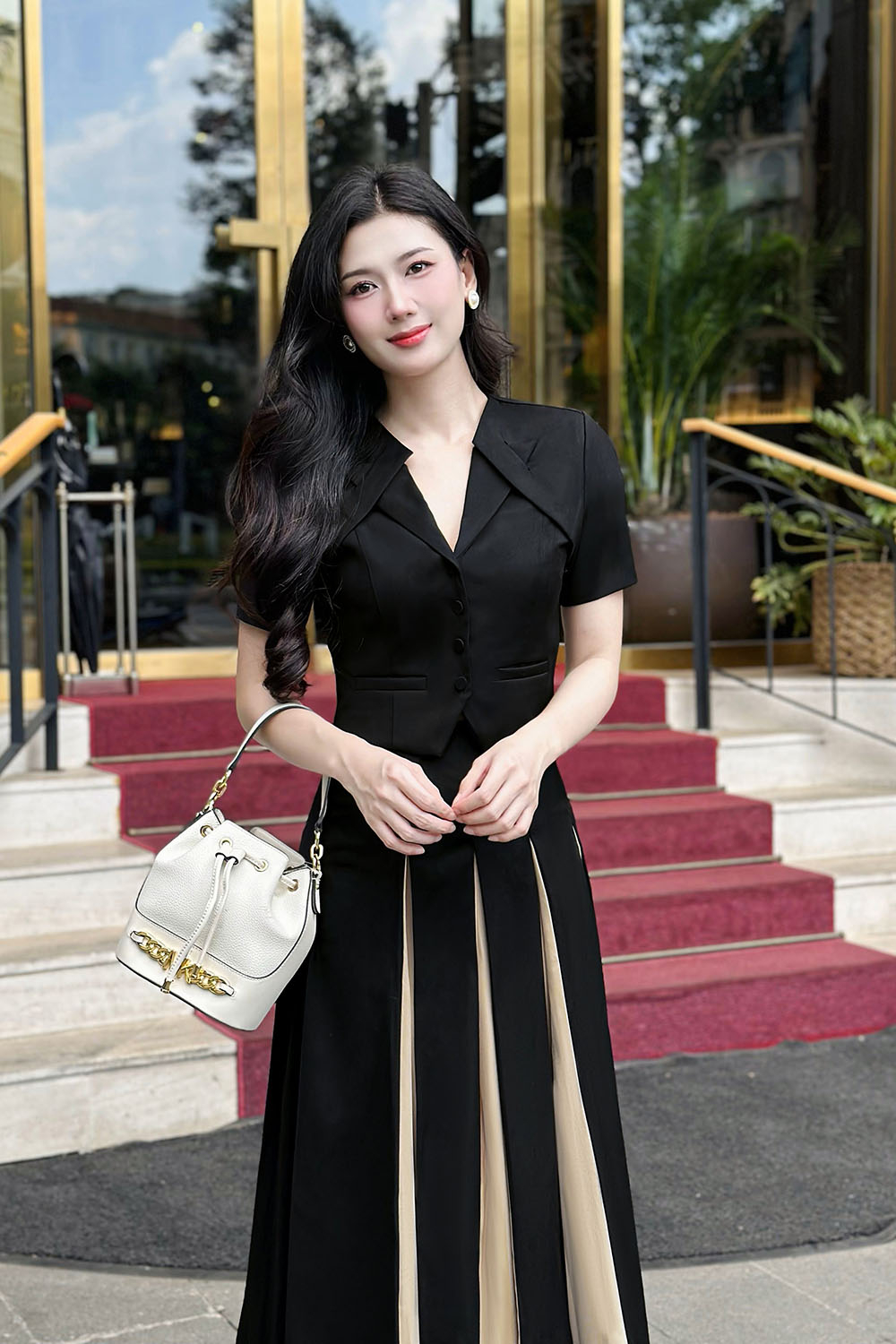 Áo kiểu công sở nữ màu đen dáng ngắn