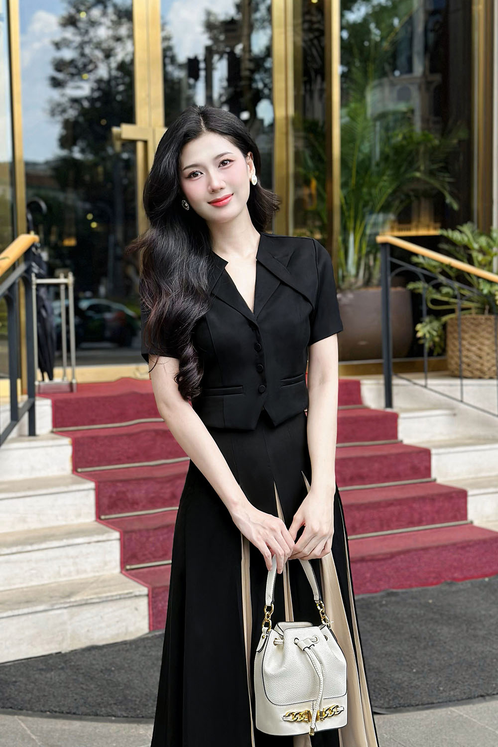 Áo kiểu công sở nữ màu đen dáng ngắn