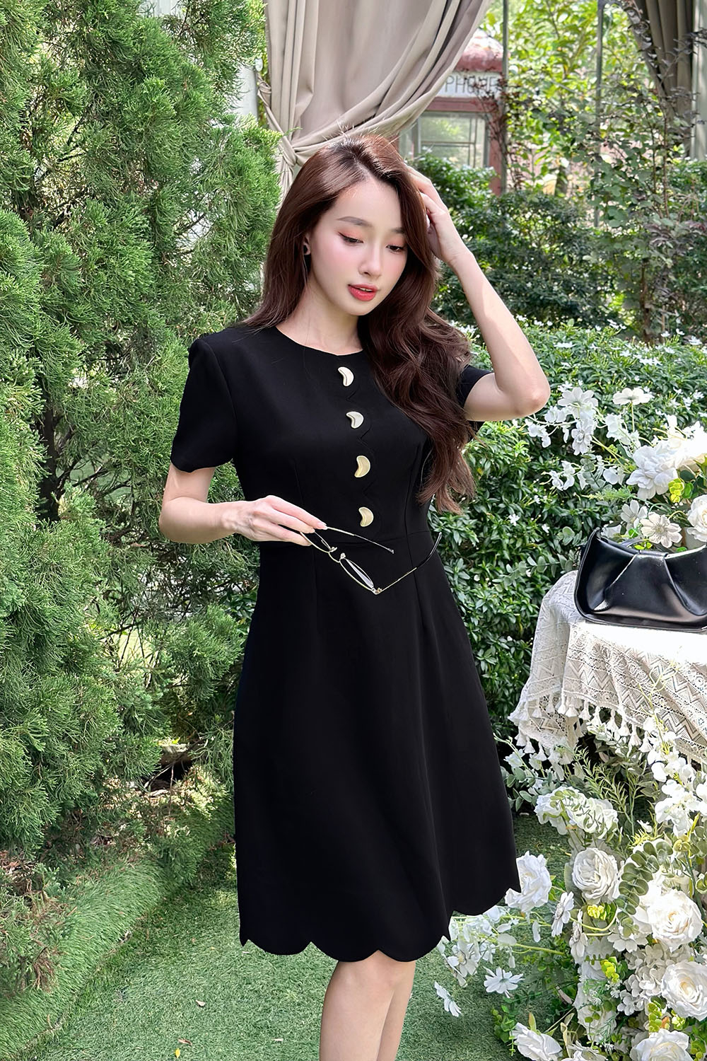 Đầm đen dáng chữ A đính cúc đồng