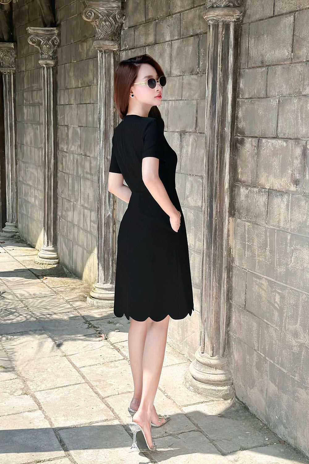 Đầm đen dáng chữ A đính cúc đồng