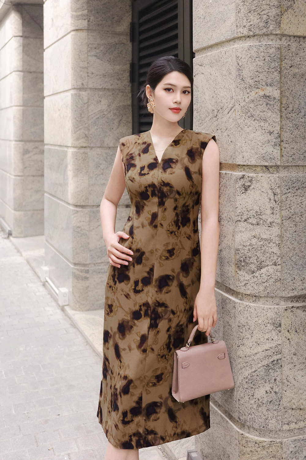 Đầm ôm họa tiết dáng dài cổ V