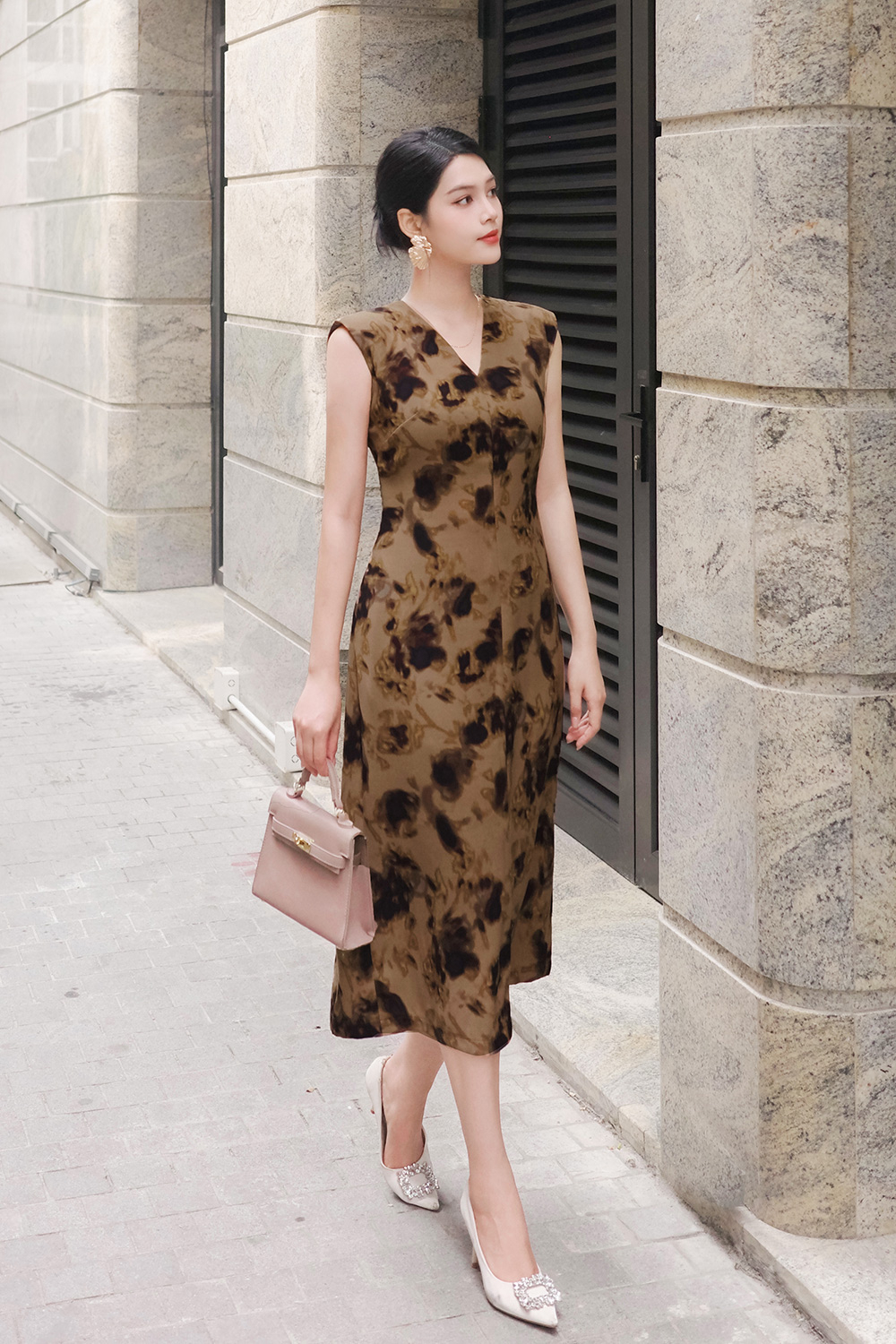 Đầm ôm họa tiết dáng dài cổ V