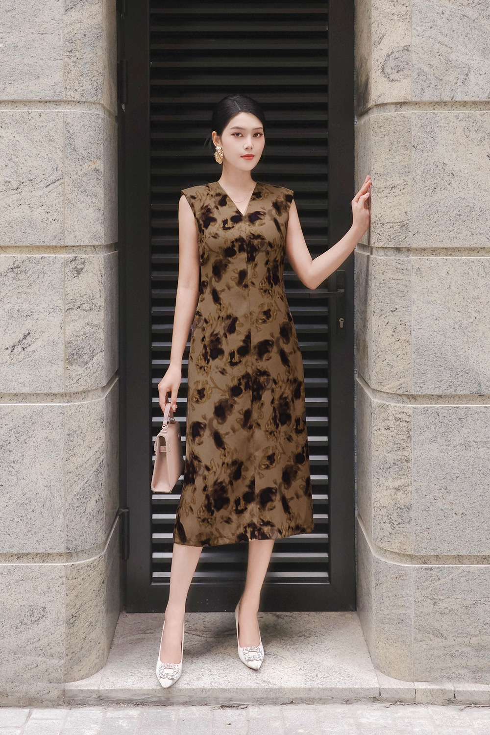 Đầm ôm họa tiết dáng dài cổ V