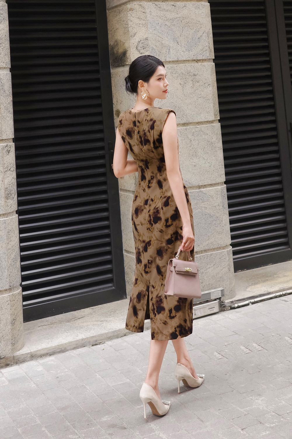 Đầm ôm họa tiết dáng dài cổ V