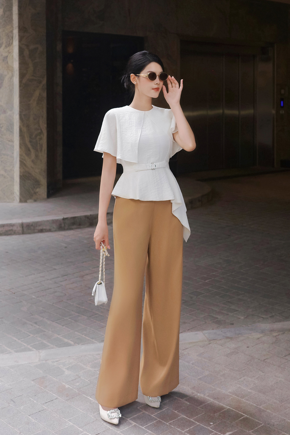 Áo trắng peplum phối tay choàng kèm thắt lưng