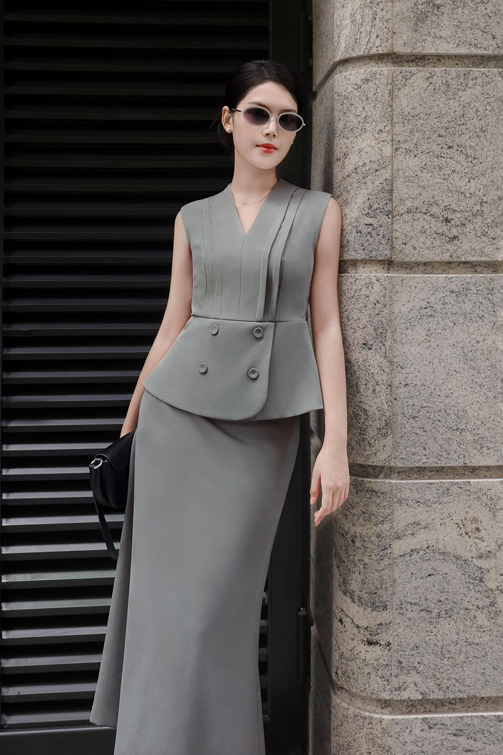 Áo peplum công sở sát nách phối nút