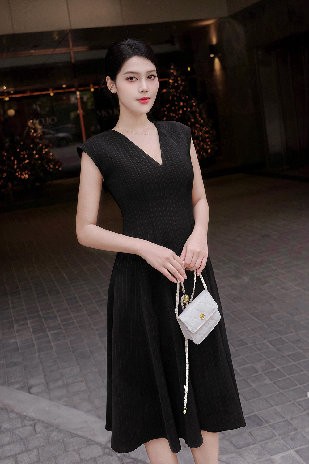 Đầm đen xòe sát nách cổ chữ V