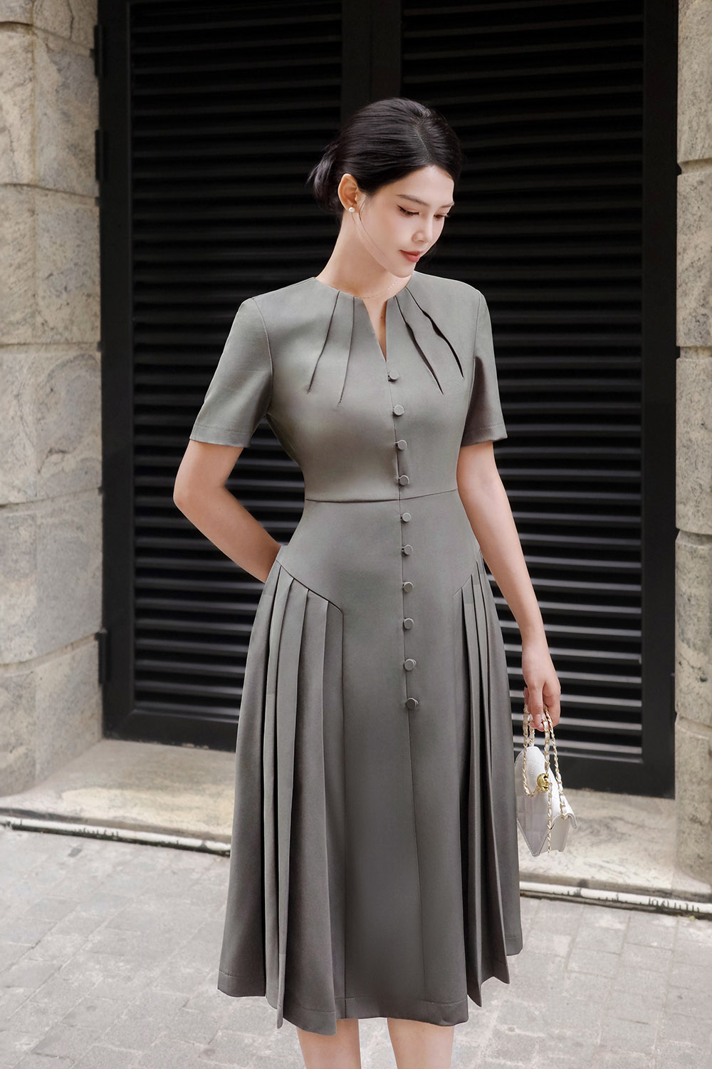 Đầm công sở xòe xếp ly phối nút