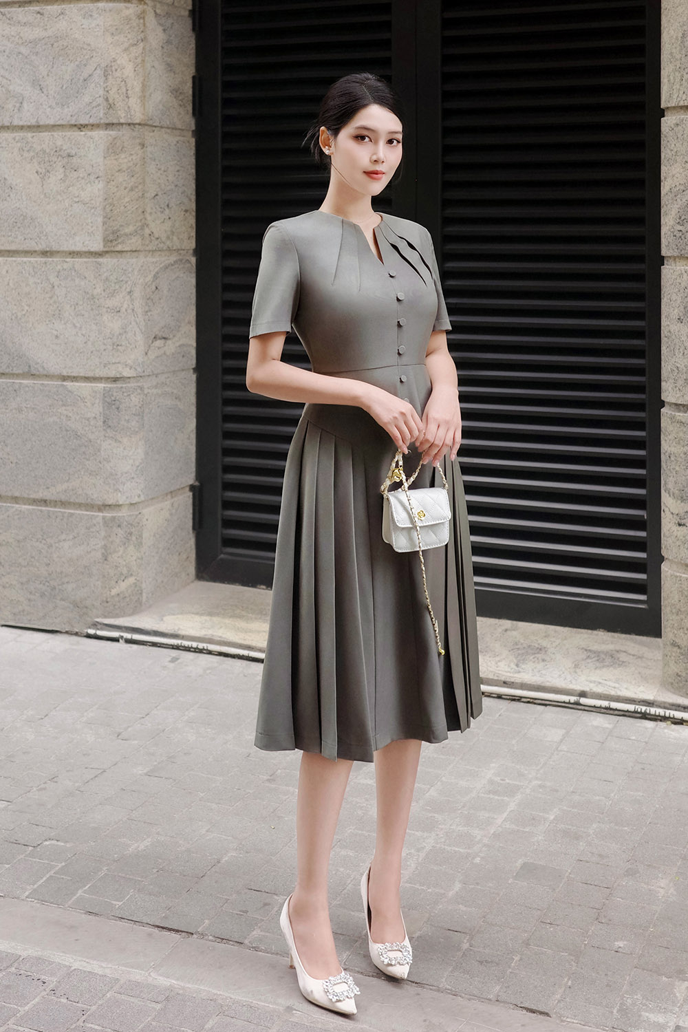 Đầm công sở xòe xếp ly phối nút