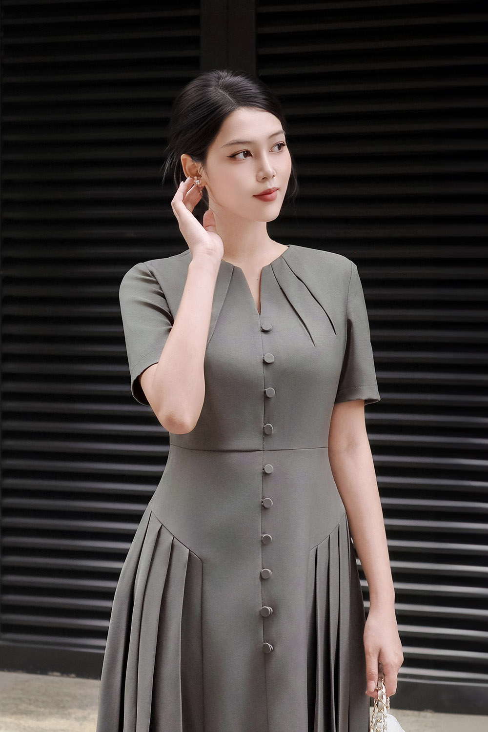 Đầm công sở xòe xếp ly phối nút