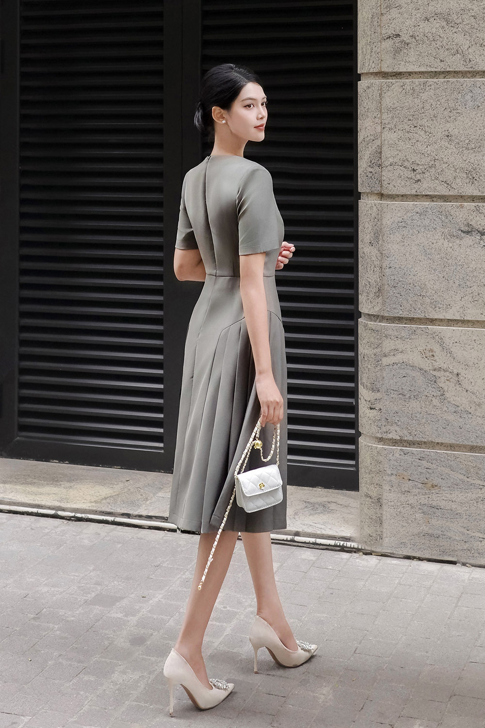 Đầm công sở xòe xếp ly phối nút