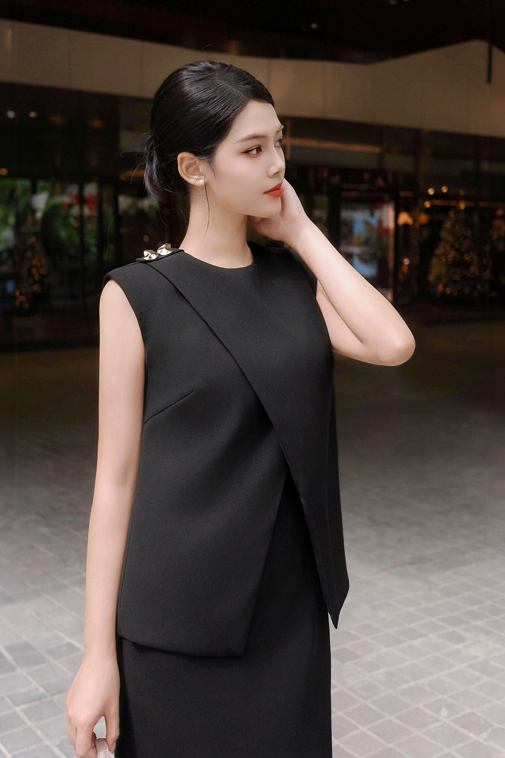 Đầm đen công sở dáng ôm thân áo đắp chéo