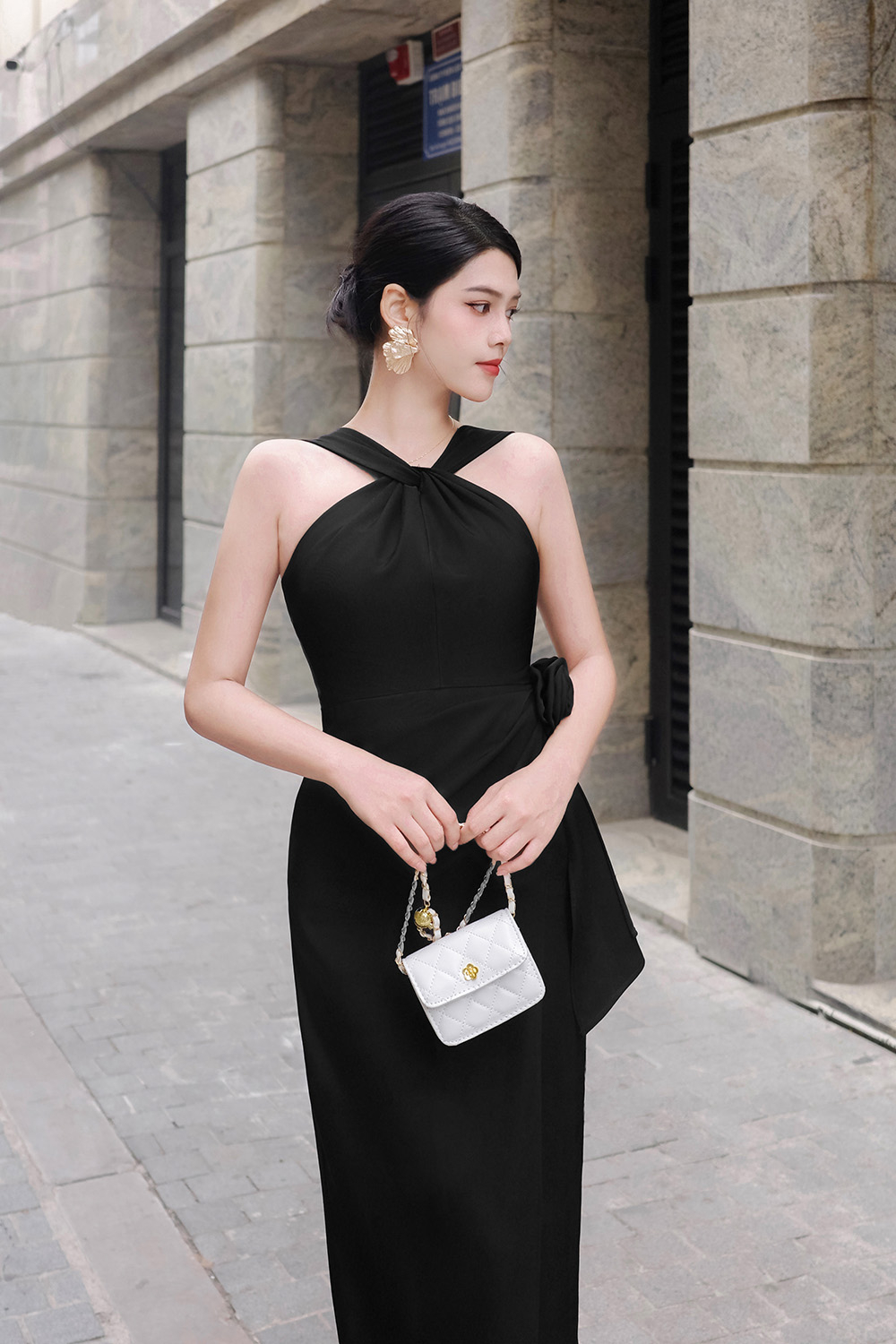 Đầm đen dự tiệc cổ xoắn dáng ôm dài đính hoa