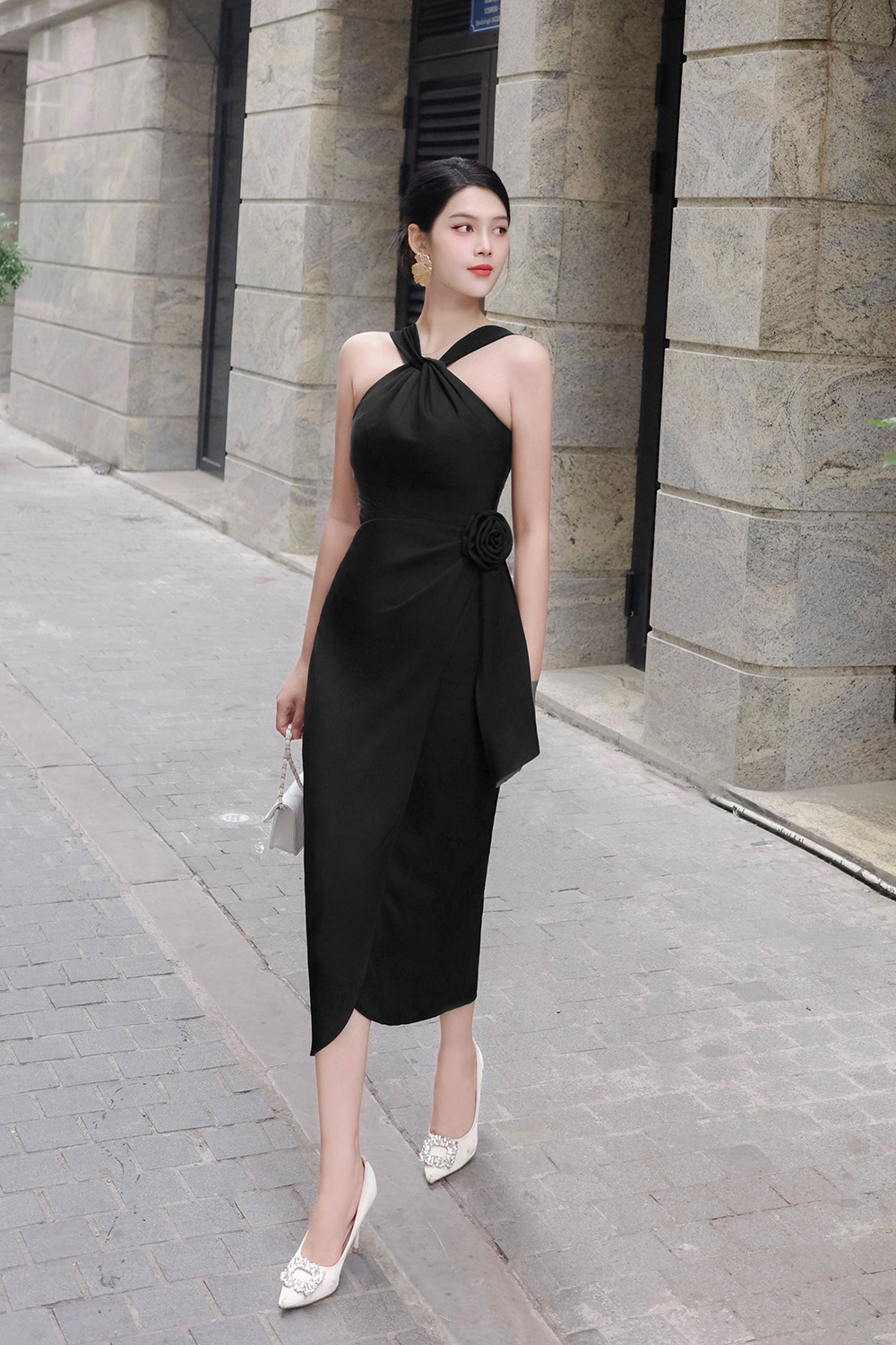 Đầm đen dự tiệc cổ xoắn dáng ôm dài đính hoa