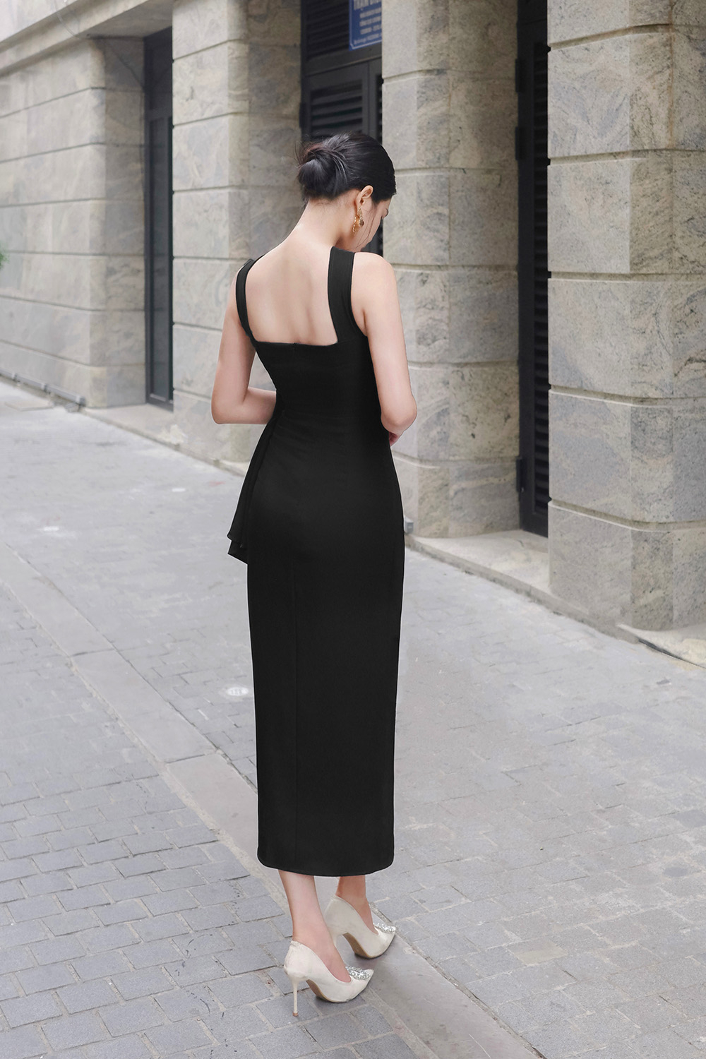 Đầm đen dự tiệc cổ xoắn dáng ôm dài đính hoa