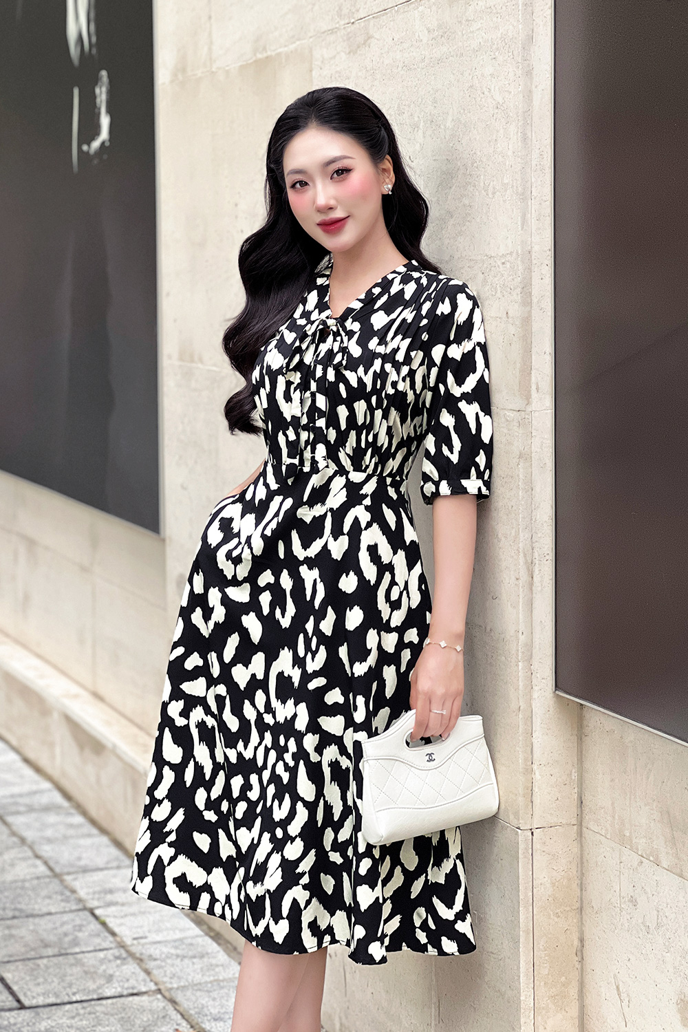 Đầm chữ A họa tiết đen trắng tay lỡ