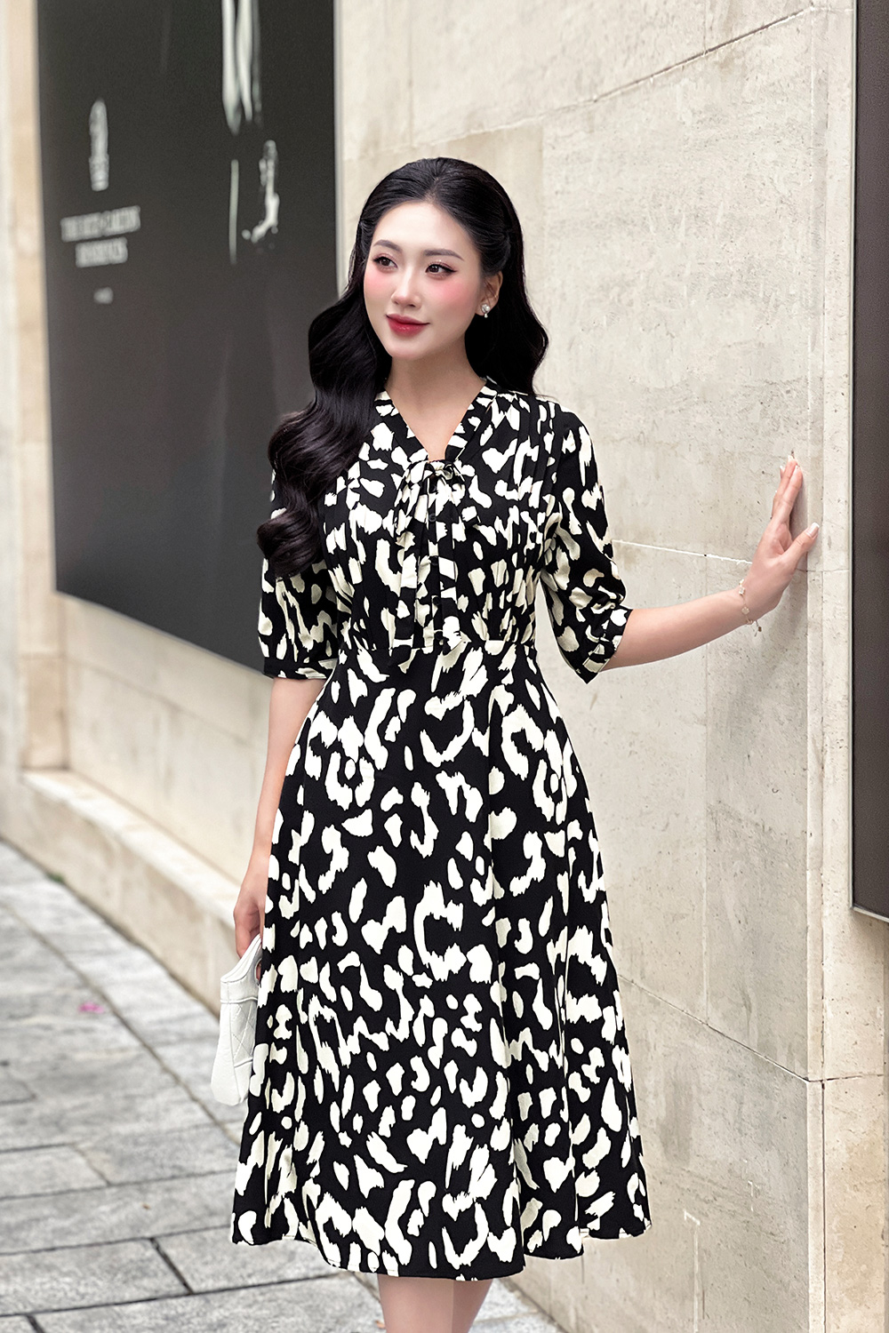 Đầm chữ A họa tiết đen trắng tay lỡ