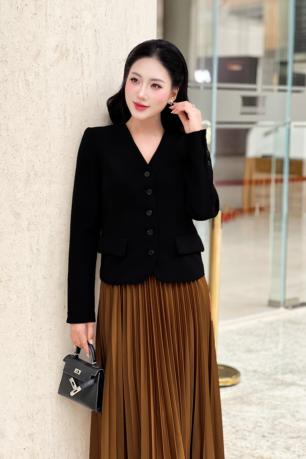 Áo khoác nữ màu đen dáng lửng tay dài