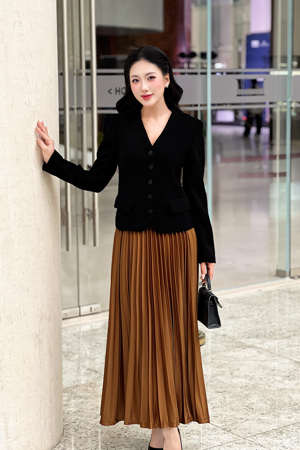 Áo khoác nữ màu đen dáng lửng tay dài