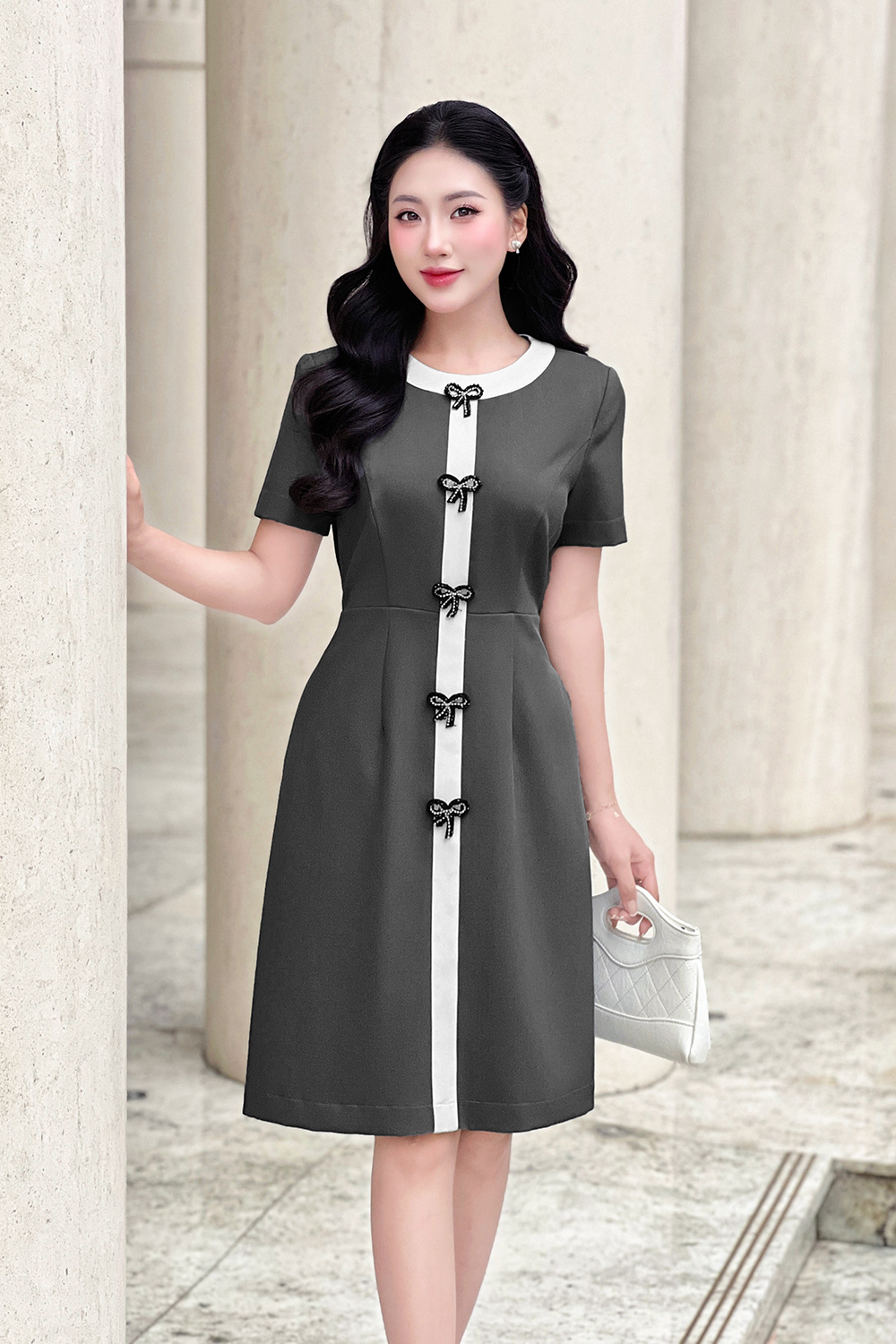 Đầm chữ A phối màu đính nơ