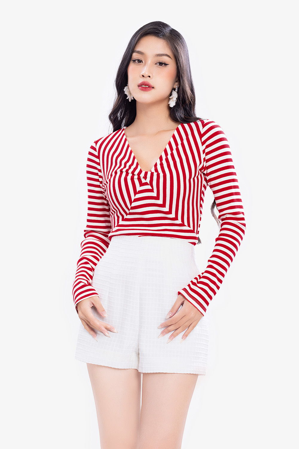 Áo thun ôm kẻ sọc đỏ cổ V xoắn ngực