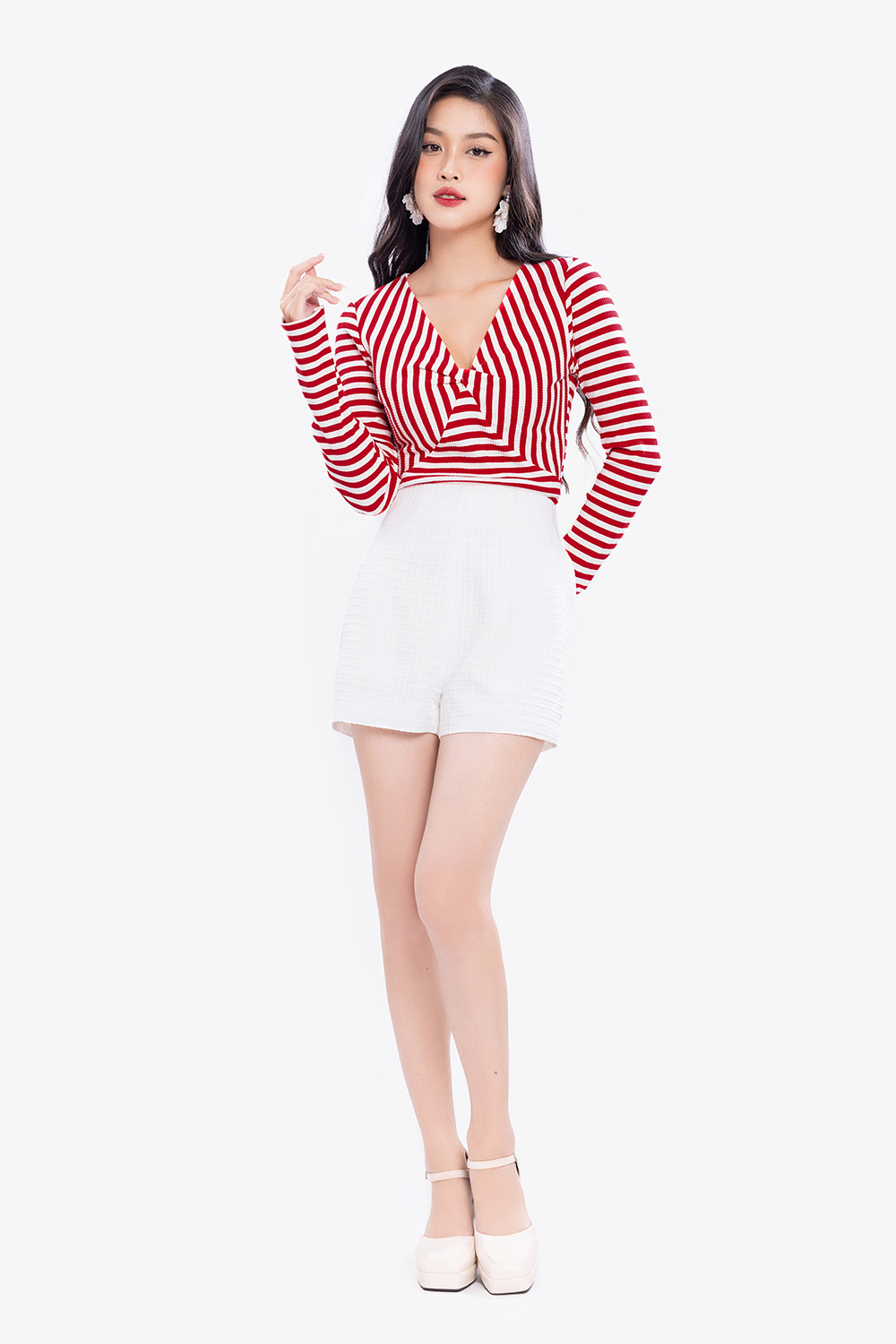 Áo thun ôm kẻ sọc đỏ cổ V xoắn ngực