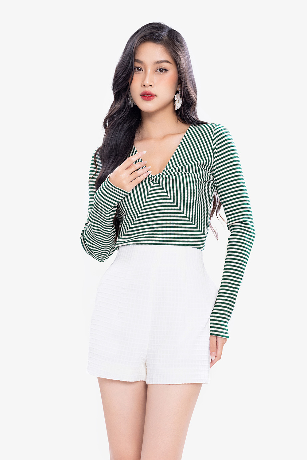 Áo thun ôm kẻ sọc xanh cổ V xoắn ngực