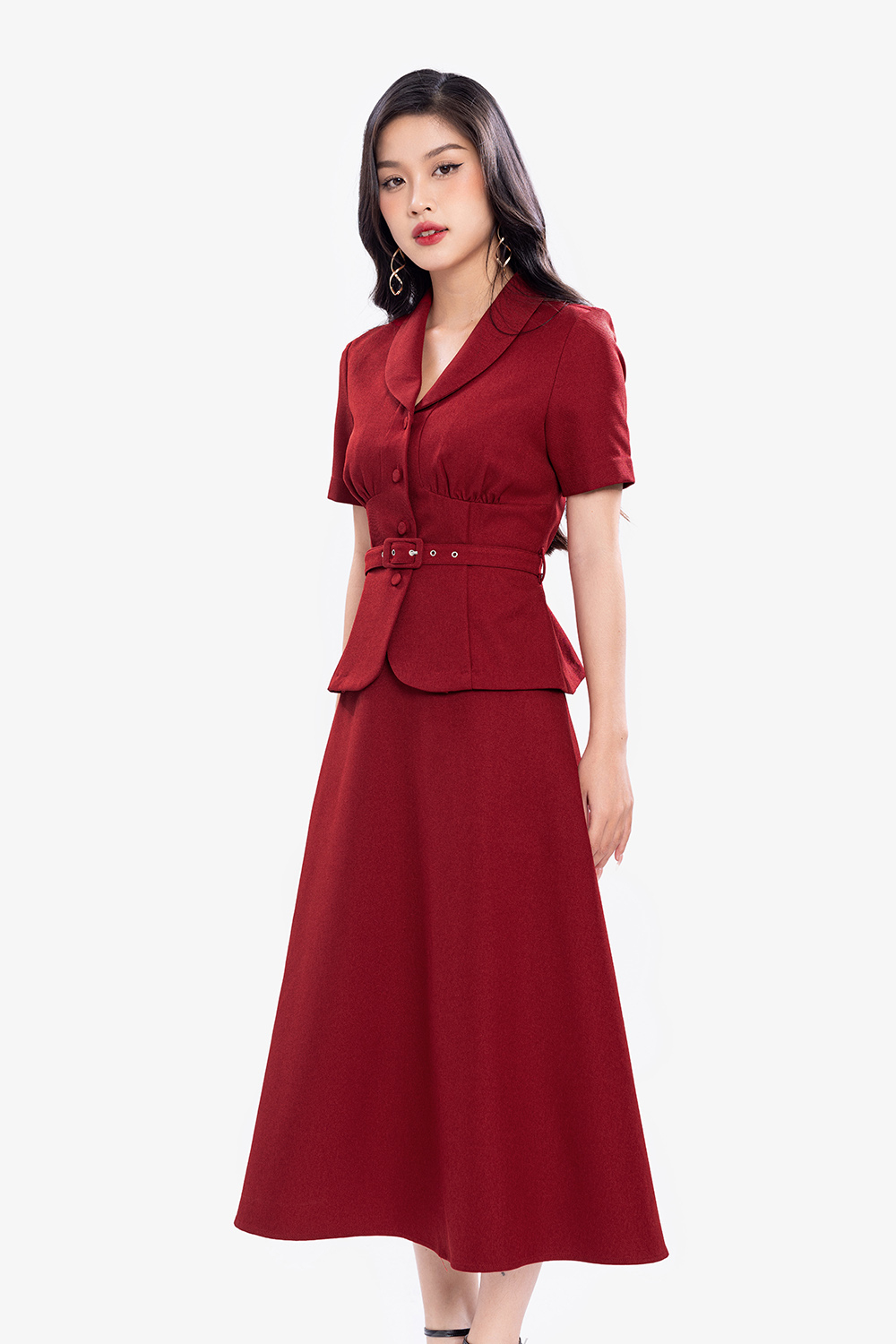 Chân váy đỏ dáng chữ A xòe nhẹ