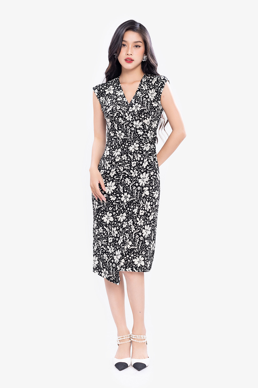 Đầm đen hoa trắng dáng ôm nhấn eo