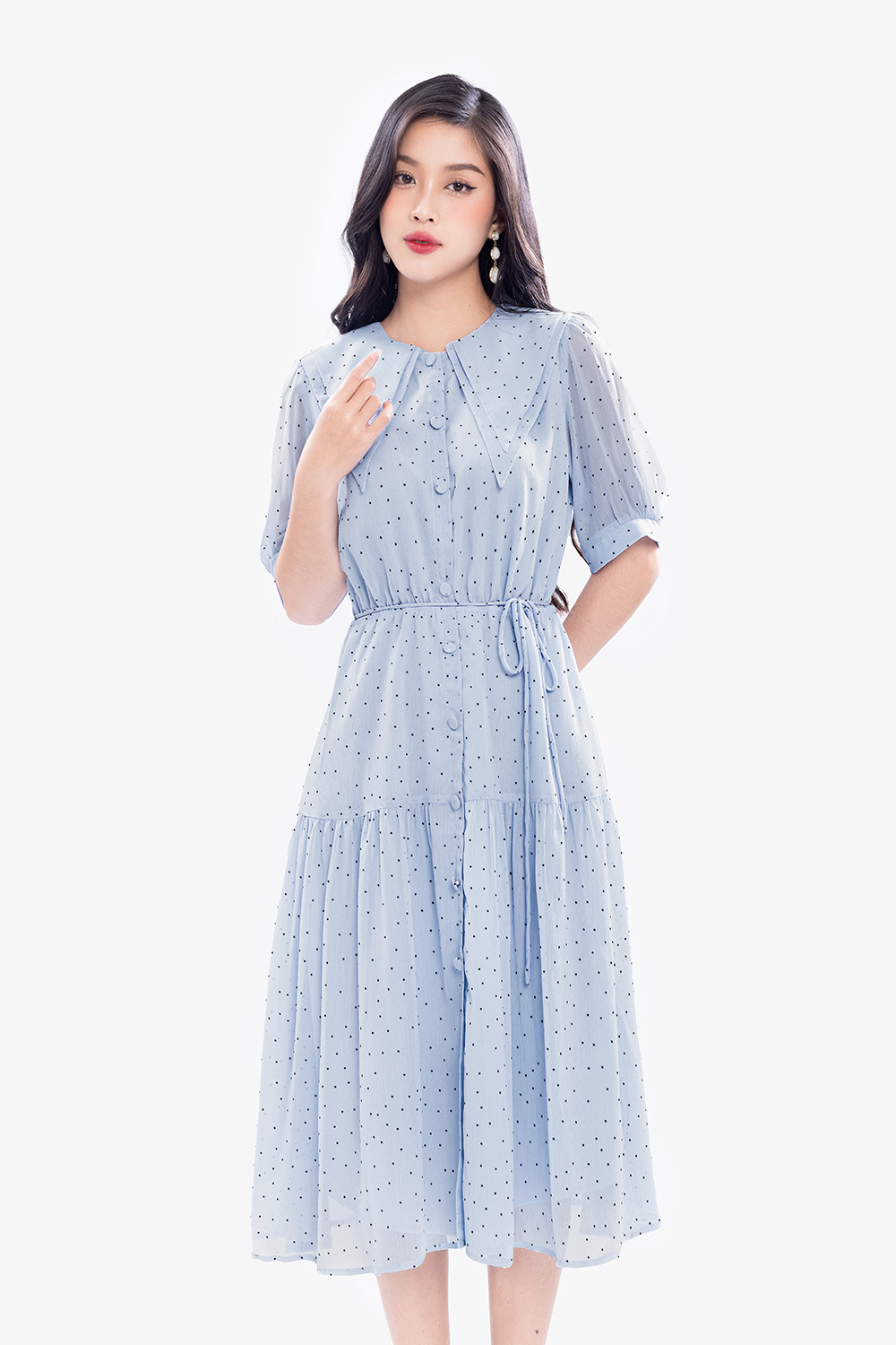 Đầm xòe chấm bi cổ lá sen tay ngắn