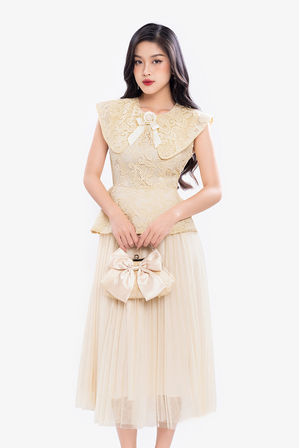 Đầm ren dự tiệc dáng peplum cổ sen lớn