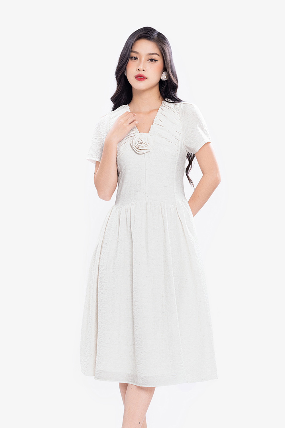 Đầm trắng dáng xòe cổ V đính hoa KK172-32