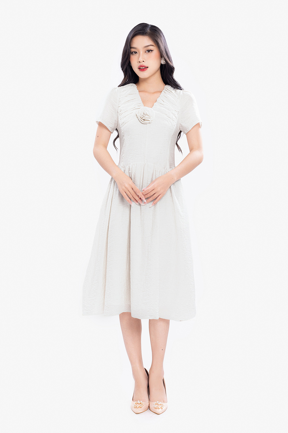 Đầm trắng dáng xòe cổ V đính hoa