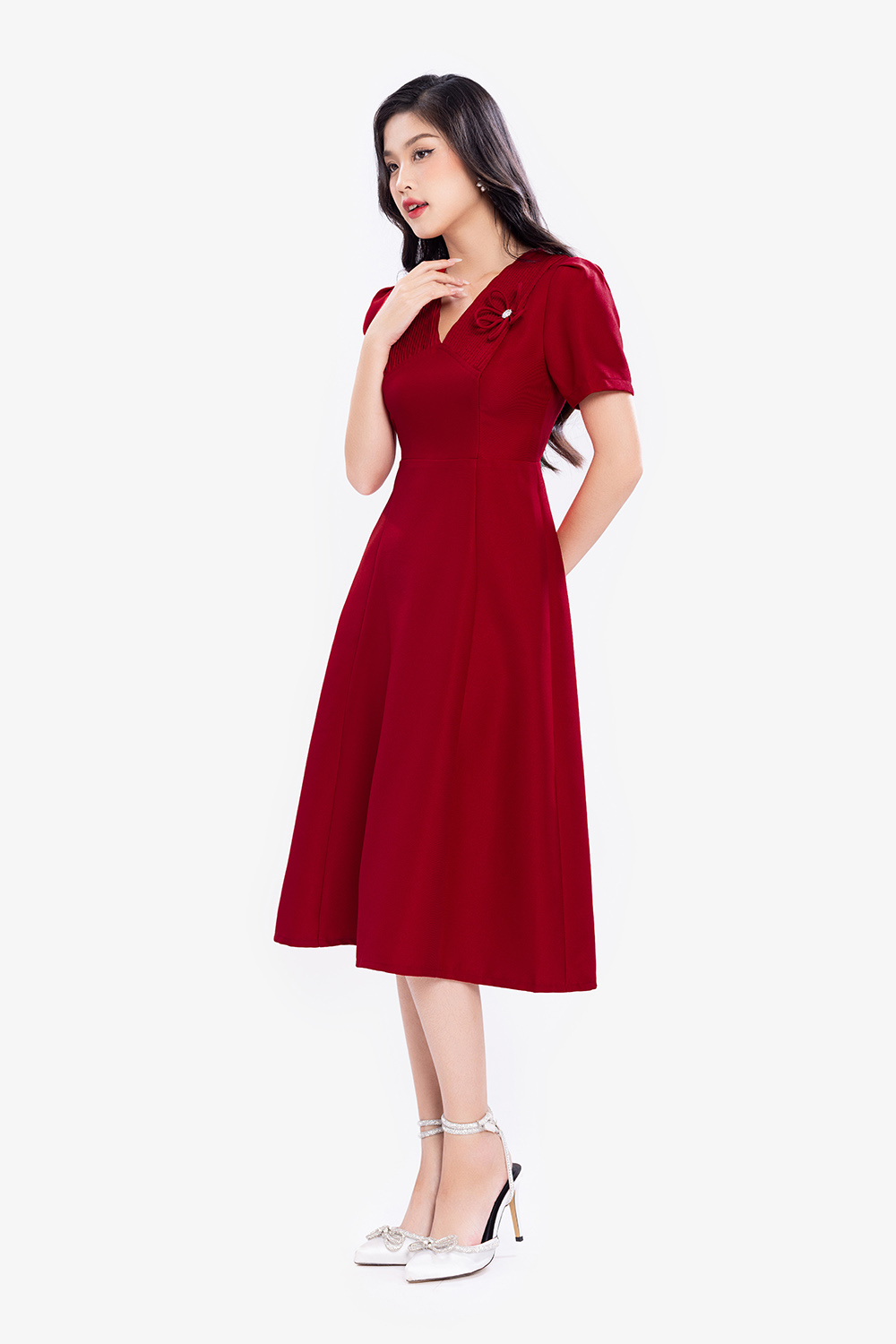 Đầm đỏ dự tiệc dáng dài xòe đính hoa