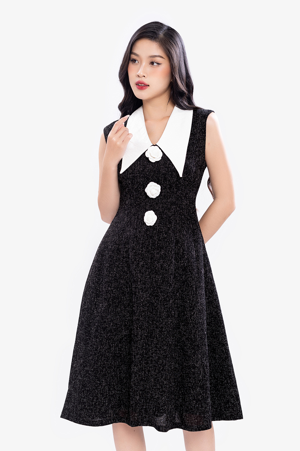 Đầm đen dự tiệc đính hoa hồng trắng cổ sen nhọn