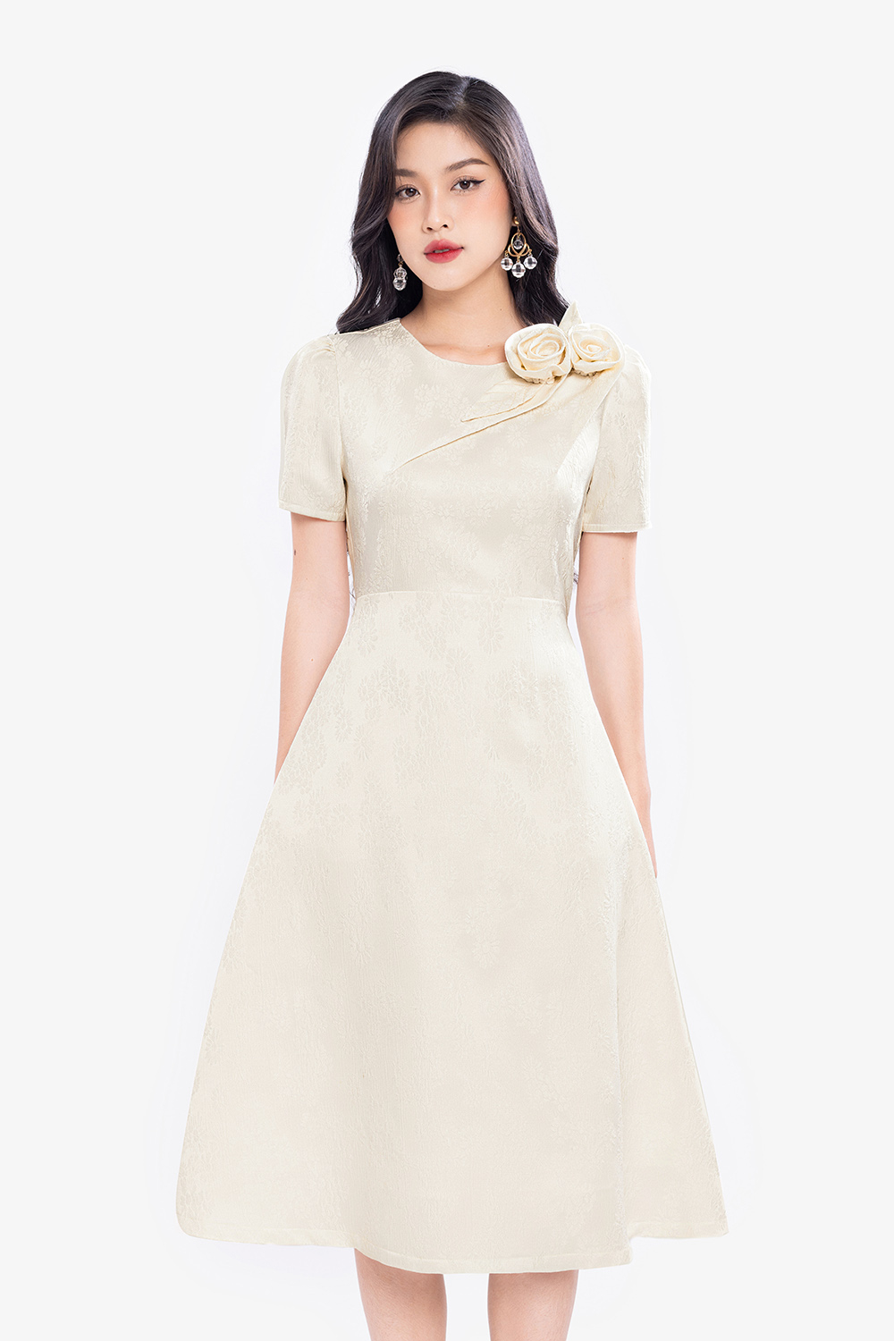 Đầm trắng đi tiệc dáng chữ A xòe đính hoa