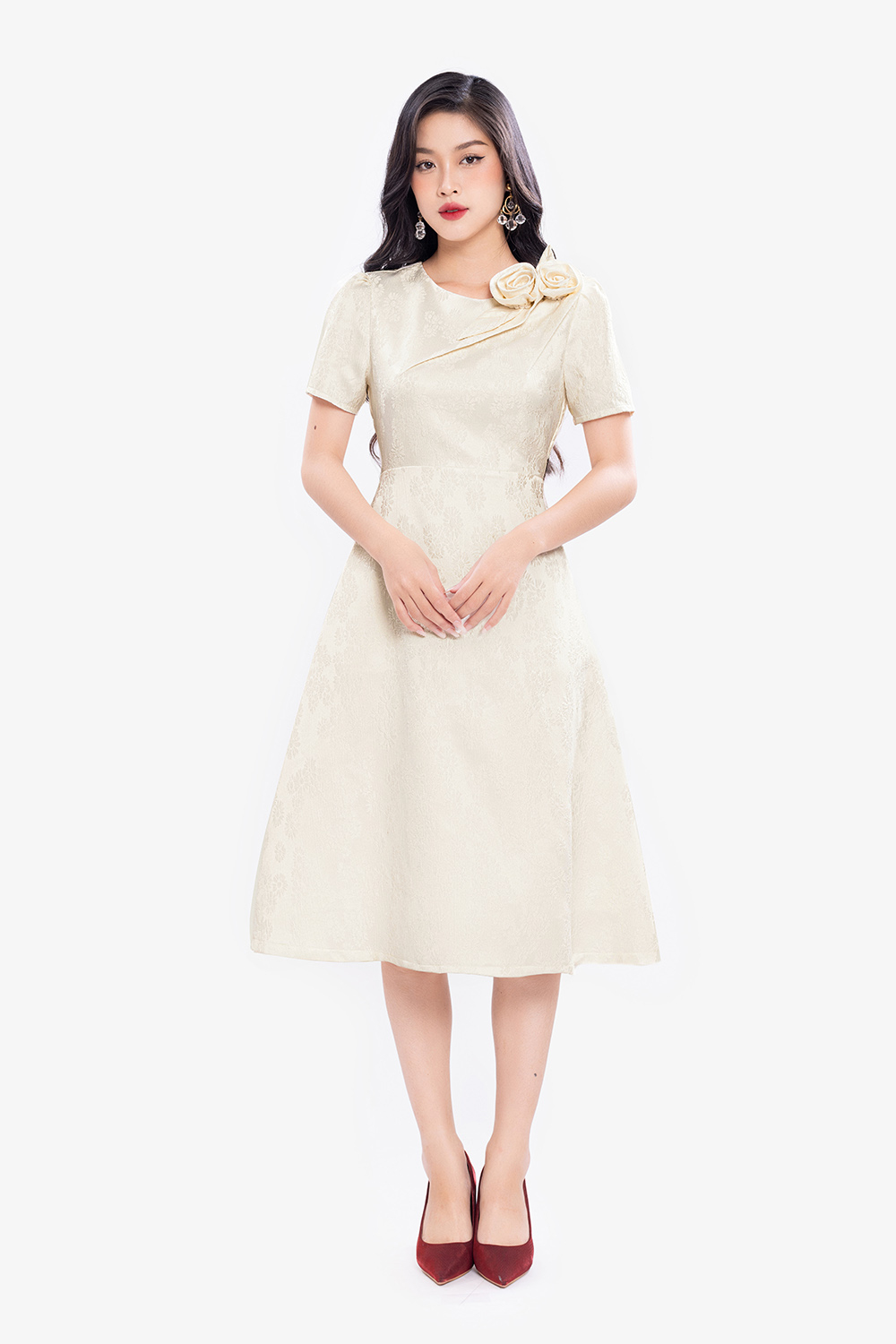 Đầm trắng đi tiệc dáng chữ A xòe đính hoa