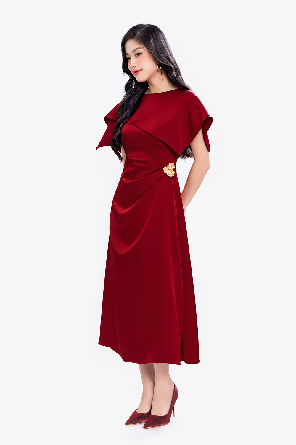 Đầm đỏ dự tiệc cổ choàng nhấn eo