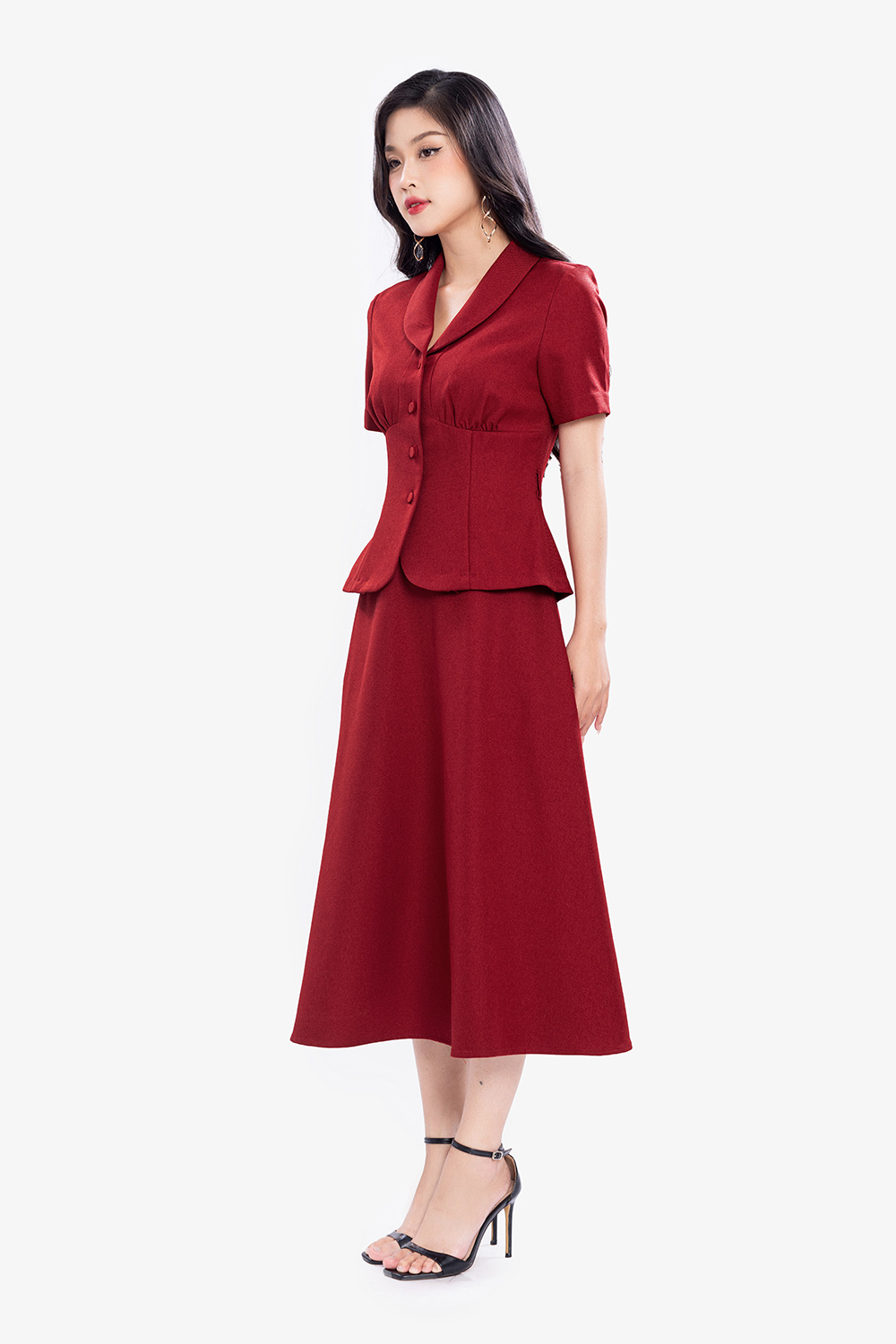 Chân váy đỏ dáng chữ A xòe nhẹ